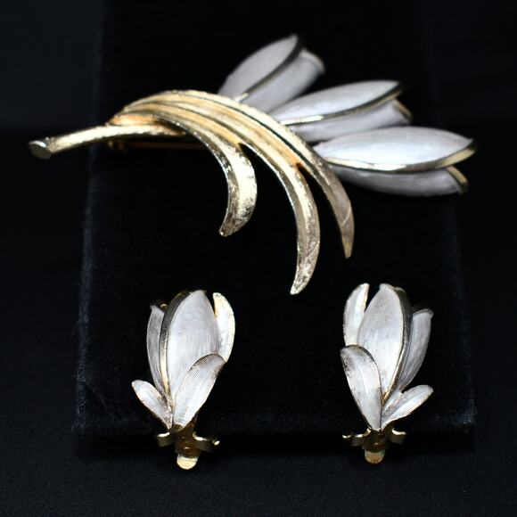 1950s White Enamel Tulip Brooch Earrings Set Gold Tone Floral Vintage Jewelry - Picture 3 of 10